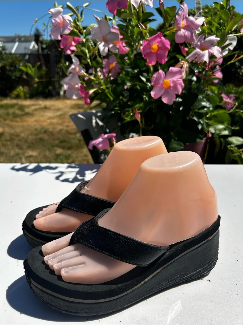 Volatile Women’s Black Platform Thong Sandals  Size 6.5
